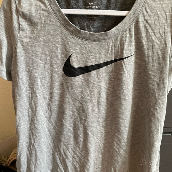 Women’s Nike workout shirt. Size L. Dri fit but feels like cotton - Picture 3 of 4